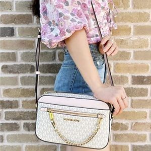 NWTMichael Kors monogram crossbody/Beautiful PINK/So much style, Adorable,❤️